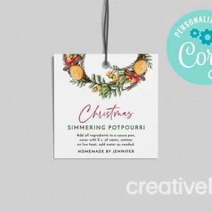 Puede incluir: Una etiqueta de regalo imprimible blanca con una ilustración de acuarela de una corona navideña con naranjas, palitos de canela y vegetación. El texto en la etiqueta dice "Christmas Simmering Potpourri Add all ingredients to a sauce pan, cover with 2 c. of water, simmer on low heat, add water as needed. HOMEMADE BY JENNIFER"