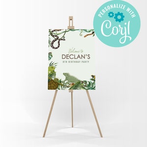 Pode incluir: Um cartaz de boas-vindas para uma festa de aniversário com tema de selva. O cartaz apresenta uma iguana verde, uma cobra, uma tartaruga e sapos em um fundo verde com folhas tropicais. O texto no cartaz diz "Bem-vindo à festa de aniversário de Declan, 8 anos".