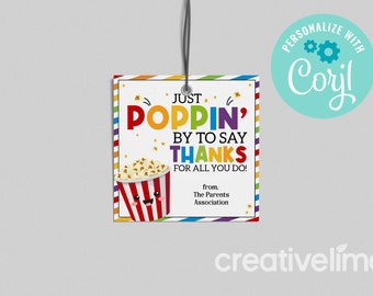 Może przedstawiać: Kwadratowa zawieszka prezentowa z tęczową obwódką i sznurkiem. Przedstawia ilustrowane wiaderko z popcornem z buźką oraz tekst: JUST POPPIN' BY TO SAY THANKS FOR ALL YOU DO! from, The Parents Association. Turkusowa okrągła odznaka zawiera napis PERSONALIZE WITH Corjl.