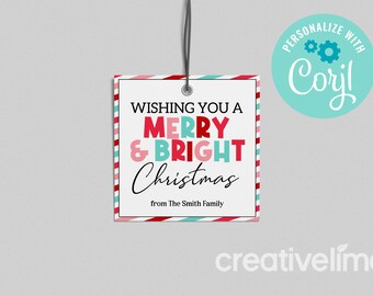 Puede incluir: Una etiqueta de regalo blanca con rayas rojas y azules. La etiqueta dice "Wishing you a Merry & Bright Christmas" con las palabras "Merry" y "Bright" en rojo, rosa y azul. La etiqueta también dice "from The Smith Family".