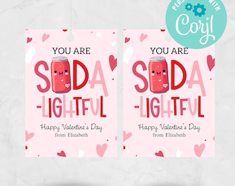 Peut inclure: Deux étiquettes cadeaux roses pour la Saint-Valentin avec le texte "YOU ARE SODA-LIGHTFUL". Chaque étiquette présente une canette de soda de dessin animé et des cœurs. Les étiquettes incluent également le texte "Happy Valentine's Day from Elizabeth".