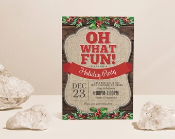 Peut inclure: Une invitation à une fête de Noël rustique avec un fond en bois et une bannière en toile de jute qui dit "Oh What Fun!" en rouge. L'invitation comprend la date, l'heure et l'adresse de la fête.