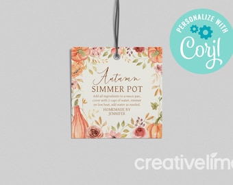 Może przedstawiać: Kwadratowa etykieta z motywem jesiennym, z akwarelowymi ilustracjami dyni i kwiatów. Etykieta głosi "Autumn Simmer Pot" z instrukcjami i imieniem "Jennifer". Po prawej stronie znajduje się turkusowe koło z napisem "Personalizuj z Corjl".