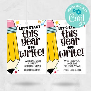 Puede incluir: Dos etiquetas rectangulares blancas con un gráfico de lápiz amarillo y el texto "LET'S START this year OFF write!". Las etiquetas también incluyen el texto "WISHING YOU A GREAT SCHOOL YEAR FROM MRS. SMITH". Un gráfico circular dice "PERSONALIZE WITH Corjl".