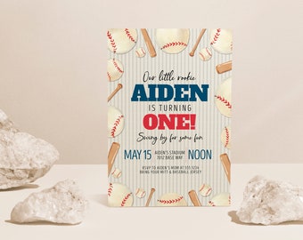 Puede incluir: Una invitación a una fiesta de cumpleaños con temática de béisbol con un esquema de color azul y rojo. La invitación presenta un campo de béisbol con un patrón de béisbol y bate. El texto dice "Nuestro pequeño novato Aiden está cumpliendo un año! Pasa por aquí para divertirte. 15 de mayo, Estadio de Aiden, 7012 Base Way, mediodía. RSVP a la mamá de Aiden al 555.1234. Trae tu guante y tu camiseta de béisbol."