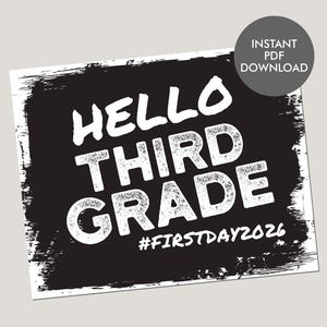 Może przedstawiać: Prostokątny znak z czarnym tłem i postrzępionymi białymi krawędziami, zawierający biały napis HELLO THIRD GRADE oraz hashtag #FIRSTDAY2026. Okrągła odznaka w prawym górnym rogu zawiera tekst INSTANT PDF DOWNLOAD.