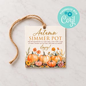 Puede incluir: Una etiqueta cuadrada con un cordel de yute que presenta una receta de olla a fuego lento de otoño. El texto dice Autumn Simmer Pot, Add all ingredients to a sauce pan, cover with 2 cups of water, simmer on low heat, add water as needed, Enjoy. Calabazas y flores en acuarela decoran la parte inferior.
