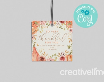 Könnte beinhalten: Thanksgiving-Geschenkanhänger mit floralen und Kürbis-Illustrationen. Der Anhänger lautet "So Very Thankful For You! Happy Thanksgiving Love The Wilsons." Der Anhänger hat eine Schnur zum Aufhängen und einen türkisfarbenen Kreis mit dem Text "Personalize with Corjl".