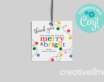 Puede incluir: Etiqueta de regalo blanca con una cuerda atada, que presenta una cadena de luces de colores con el texto "gracias por hacer la escuela alegre y brillante" y "de, Emma Woods".