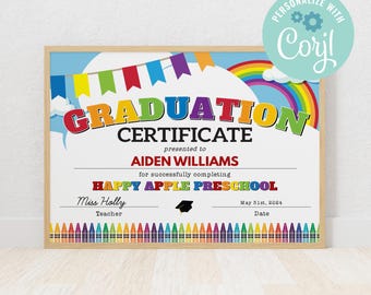 Może przedstawiać: Oprawiony dyplom ukończenia szkoły z napisem "GRADUATION CERTIFICATE" w kolorowych literach. Certyfikat jest wręczany Aidenowi Williamsowi za ukończenie Happy Apple Preschool. Tęcza i kredki zdobią projekt.