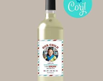 Könnte beinhalten: Eine Flasche Weißwein mit einem Etikett, auf dem "Our Child" steht und ein Foto eines jungen Mädchens zu sehen ist. Das Etikett enthält auch den Text "right be the REASON YOU DRINK so please ENJOY this bottle on!" und "HAPPY HOLIDAYS The Thompsons".