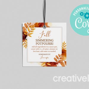 Könnte beinhalten: Ein quadratisches Etikett mit einem Aquarelldesign aus Herbstblättern und dem Text "Fall Simmering Potpourri". Das Etikett enthält Anweisungen und ist mit einem Namen personalisiert. Ein türkisfarbener Kreis mit dem Text "Personalize with Corjl" befindet sich oben rechts.