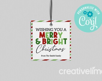 Puede incluir: Una etiqueta de regalo de Navidad blanca con rayas rojas y verdes. La etiqueta dice "Wishing you a Merry & Bright Christmas" con las palabras "Merry" y "Bright" en rojo y verde. El texto "from The Smith Family" está en la parte inferior de la etiqueta.