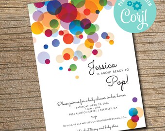 Puede incluir: Una invitación de baby shower colorida con un fondo de círculos superpuestos en tonos de rojo, naranja, amarillo, verde, azul y morado. El texto dice "Jessica está a punto de explotar!" e incluye detalles del evento, como la fecha, la hora y la ubicación. También se incluye información de RSVP.