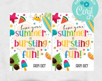Op de afbeelding: Twee rechthoekige cadeaulabels met de tekst hope your summer is bursting with fun! from lucy. Het ontwerp bevat kleurrijke illustraties van een krab, een watermeloenpartje, een surfplank, een zonnebril, een ijsje en tropische bladeren op een witte achtergrond.