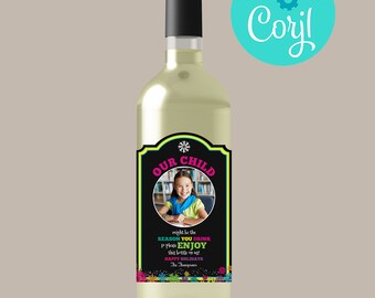 Könnte beinhalten: Eine Flasche Weißwein mit einem schwarzen Etikett, auf dem "Our Child" steht und ein Foto eines jungen Mädchens zu sehen ist. Das Etikett enthält auch den Text "might be the reason you drink so please ENJOY this bottle on us! Happy Holidays The Thompsons".