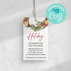 Può includere: Un'etichetta bianca con un'illustrazione ad acquerello di una ghirlanda natalizia con arance, bastoncini di cannella e rami di pino. Il testo "Holiday Simmering Potpourri" è scritto in corsivo rosso. L'etichetta include le istruzioni per preparare un pot-pourri in ebollizione: "Aggiungere tutti gli ingredienti in una casseruola, coprire con 2 tazze d'acqua, cuocere a fuoco lento, aggiungere acqua se necessario." L'etichetta include anche il testo "Homemade by Jennifer".