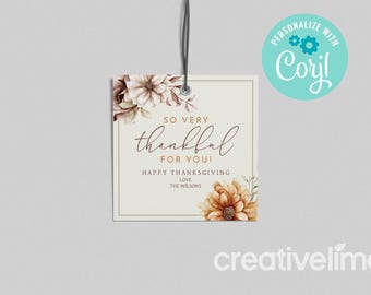 Könnte beinhalten: Ein quadratisches Geschenk-Etikett mit floralem Design und dem Text "So Very Thankful For You! Happy Thanksgiving Love The Wilsons." Das Etikett hat eine Schnur zum Aufhängen und einen türkisfarbenen Kreis mit dem Text "Personalize with Corjl!"