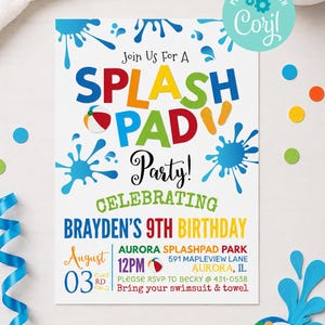 Op de afbeelding: Een rechthoekige uitnodigingskaart met een witte achtergrond, kleurrijke waterspat-afbeeldingen, strandbal-iconen en de tekst: Join Us For A SPLASH PAD Party! CELEBRATING BRAYDEN'S 9TH BIRTHDAY, August 03RD, 12PM, AURORA SPLASHPAD PARK.