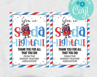 Op de afbeelding: Twee rechthoekige cadeaulabels met een rood, wit en blauw gestreepte rand. De tekst luidt: You're Soda-lightful, Thank you for all that you do! From the Parent Teacher Association. Een cartoon frisdrankblikje met een zonnebril is afgebeeld.