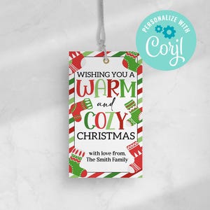 Puede incluir: Etiqueta de regalo a rayas rojas y verdes con un diseño de calcetín de Navidad. La etiqueta dice "Wishing you a warm and cozy Christmas" con amor de la familia Smith.