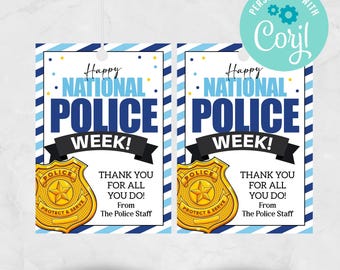 Puede incluir: Dos etiquetas de agradecimiento imprimibles con un fondo a rayas azul y blanco. Las etiquetas presentan una placa de policía dorada con las palabras "Proteger y servir" y el texto "¡Feliz Semana Nacional de la Policía! ¡Gracias por todo lo que hacen! De parte del personal de la policía."