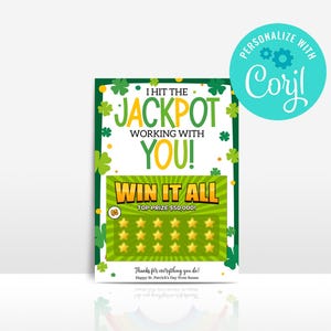 Puede incluir: Tarjeta rasca y gana con temática del Día de San Patricio con el texto "I HIT THE JACKPOT WORKING WITH YOU!" y "WIN IT ALL". La tarjeta presenta tréboles verdes y estrellas doradas, con un premio mayor de 50.000 $. La tarjeta está personalizada con "Corjl".