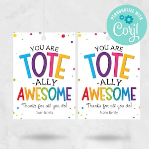 Könnte beinhalten: Zwei weiße Geschenkanhänger mit dem Text "YOU ARE TOTE-ALLY AWESOME" in bunten Buchstaben. Die Anhänger enthalten auch den Text "Thanks for all you do!" und "from Emily". Die Anhänger sind mit bunten Punkten verziert.