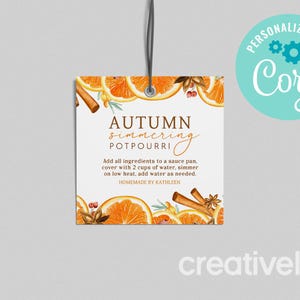 Puede incluir: Una etiqueta de regalo imprimible blanca con una ilustración de acuarela de naranjas, palitos de canela y otras especias. El texto en la etiqueta dice "Potpourri de otoño a fuego lento. Agregue todos los ingredientes a una cacerola, cubra con 2 tazas de agua, cocine a fuego lento, agregue agua según sea necesario. Hecho en casa por Kathleen."