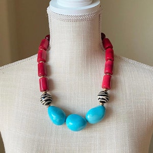 Kolekcja Maasai Mara | Naszyjnik z jeziora Nakuru | Naszyjnik Tagua | Batik w kolorze turkusowym, czerwonym i zebrowym | Biżuteria Tagua | Biżuteria rzemieślnicza