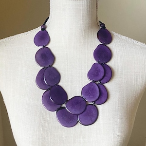 Naszyjnik Carmen| Fioletowy naszyjnik Tagua| Fioletowy naszyjnik Tagua Bib| Fioletowy naszyjnik Statement| Biżuteria Tagua| Biżuteria z nasion