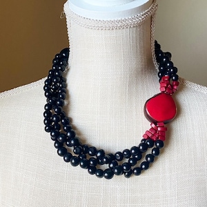 Naszyjnik Antonella| Czarno-czerwony naszyjnik| Naszyjnik z nasion Tagua i Acai| Naszyjnik wielowarstwowy| Biżuteria Tagua| Biżuteria Boho