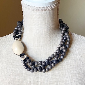 Naszyjnik Antonella | Szary i złamany naszyjnik z nasion Tagua i Acai | Naszyjnik wielożyłowy | Biżuteria Tagua | Biżuteria z nasion | Biżuteria boho