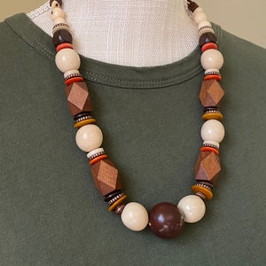 Kolekcja Maasai Mara | Koraliki Tagua, Bombona Seed i Wood | Kość słoniowa, Brąz i Pomarańczowy rdzawy | Biżuteria Tagua | Biżuteria z nasion | Masywny naszyjnik