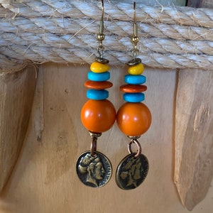 Kolczyki Tagua, Kolczyki Tagua w kolorze pomarańczowym, żółtym i turkusowym, Biżuteria Tagua, Kolczyki z monetami rzymskimi, Zrównoważona, Biżuteria Fair Trade