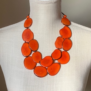 Naszyjnik Carmen| Pomarańczowy naszyjnik Tagua| Pomarańczowy naszyjnik Tagua Bib| Biżuteria Tagua| Biżuteria z nasion