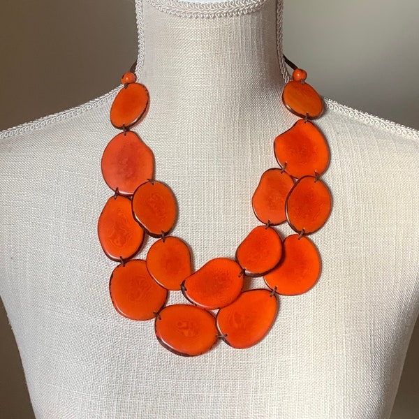 Collier Carmen| Collier tagua orange| Collier plastron orange tagua| Bijoux en tagua| Bijoux de graines