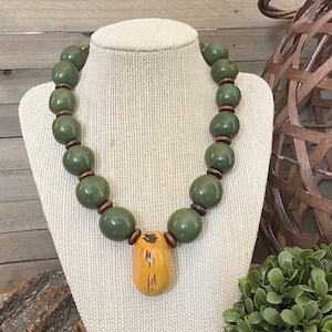 Naszyjnik Andalucia | Oliwkowo-zielony, bursztynowo-żółty naszyjnik Bombona Seed | Wisiorek Tagua | Biżuteria Tagua | Biżuteria Seed | Biżuteria Boho