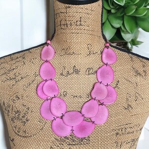 Naszyjnik Carmen| Różowy naszyjnik Tagua| Różowy naszyjnik Tagua Bib| Biżuteria Tagua| Biżuteria z nasion| Biżuteria boho
