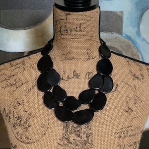 Naszyjnik Carmen, Czarny naszyjnik Tagua Bib, Naszyjnik typu statement, Biżuteria Tagua, Biżuteria z nasion, Biżuteria boho