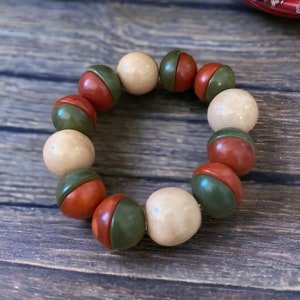 Bransoletka Angie | Beżowa, Oliwkowo-zielona, Rdzawo-pomarańczowa bransoletka rozciągliwa | Bransoletka Bombona Seed | Biżuteria Tagua | Biżuteria Seed