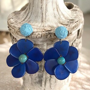 Kolczyki z hibiskusem | Kolczyki Tagua w kolorze królewskiego błękitu i błękitu dziecięcego | Biżuteria Tagua | Kolczyki z kwiatami | Kolczyki boho | Kolczyki artystyczne