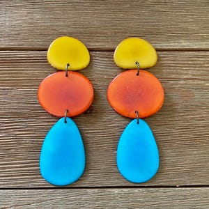 Kolczyki Charlotte | Kolczyki XL Tagua | Kolczyki w kolorze żółtym, pomarańczowym i turkusowym | Kolczyki warstwowe Tagua | Kolczyki typu statement | Biżuteria Tagua