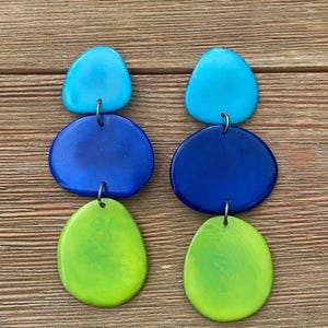 Kolczyki Charlotte| Kolczyki XL Tagua| Kolczyki w kolorze niebieskim, królewskim niebieskim i chartreuse| Kolczyki warstwowe Tagua| Kolczyki typu statement| Biżuteria Tagua