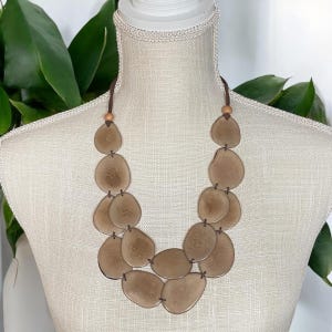 Naszyjnik Carmen| Naszyjnik Mocha Mousse Tagua| Naszyjnik Tagua Bib| Biżuteria Tagua| Biżuteria z nasion| Kolor roku 2025