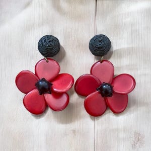 Kolczyki z hibiskusem | Kolczyki z czerwono-czarnym Tagua | Biżuteria Tagua | Kolczyki z kwiatami | Kolczyki boho | Kolczyki artystyczne