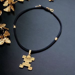 Naszyjnik prekolumbijski| Choker| Zawieszka pozłacana 24-karatowym złotem| Czerń i złoto| Zawieszka antropomorficzna| Biżuteria kolumbijska| Biżuteria boho