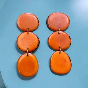 Kolczyki Mimi| Kolczyki Tagua w kolorze głębokiej pomarańczy| Kolczyki Tagua w warstwach| Kolczyki typu statement| Biżuteria Tagua| Prezenty dla niej