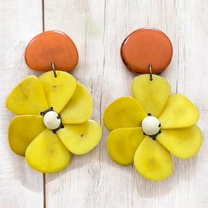 Kolczyki z hibiskusem | Kolczyki Tagua w kolorze żółtym i kości słoniowej | Kolczyki z kwiatami | Biżuteria Tagua | Kolczyki artystyczne