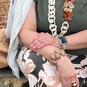 Naszyjnik Amalyn | Naszyjnik Tagua Link | Naszyjnik Floral Tagua | Naszyjnik Mocha Mousse | Biżuteria Tagua | Naszyjnik Boho | Kolor Roku 2025
